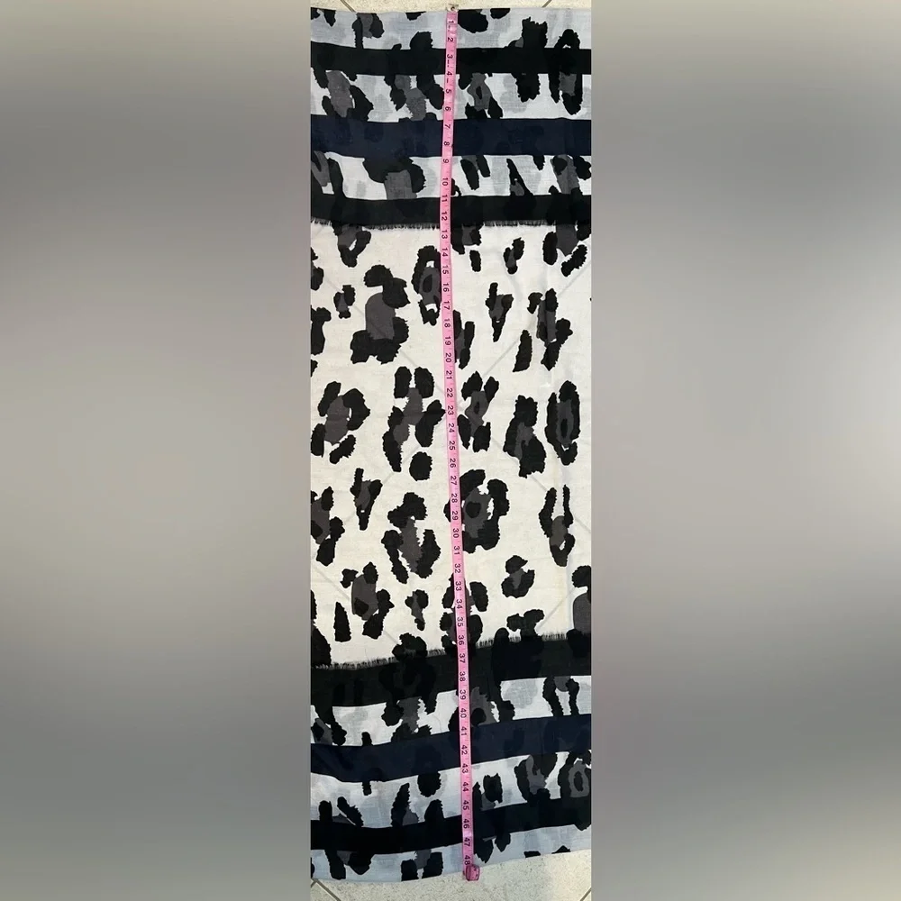 NWT Rectangular Black and White Wrap - Picture 7 of 7